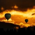 Sonnenaufgang und Heißluftballons