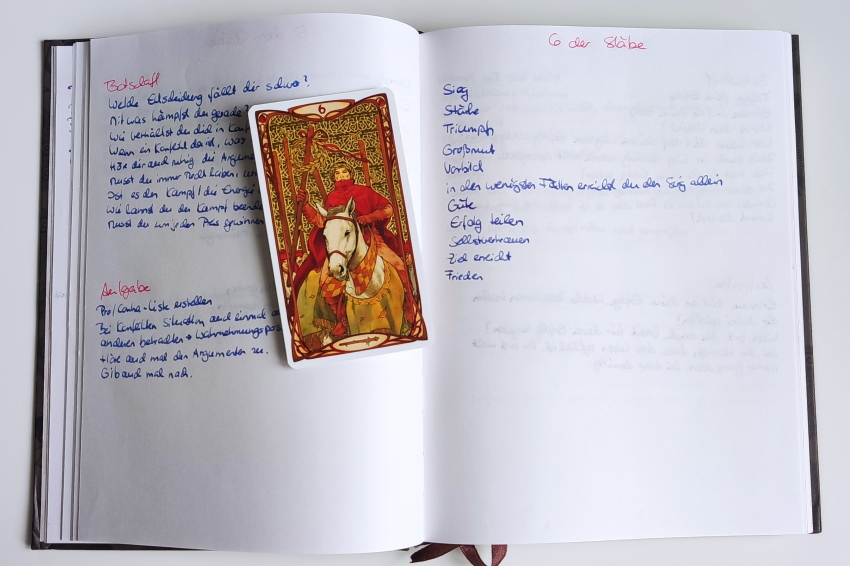 Tarotjournal mit Karte 6 der Stäbe