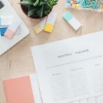 Laptop, Papier und Stifte