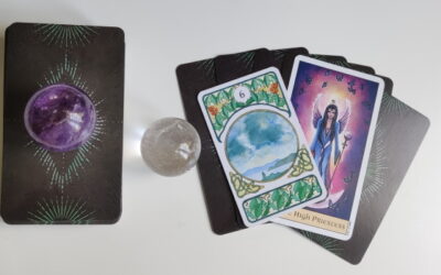 Gemeinsamkeiten und Unterschiede von Tarot und Orakelkarten