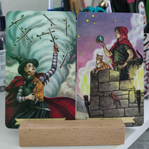 Zwei Tarotkarten in einem Holzständer