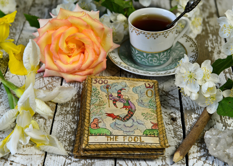 Teetasse mit Rose und Tarot Tarcania