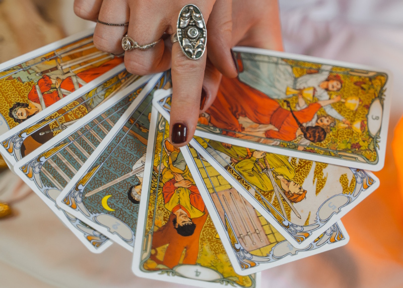 Tarotkarten und Hand - Beratung